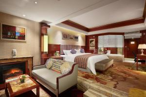 Een bed of bedden in een kamer bij Howard Johnson Tian Yuan Jiuzhaigou