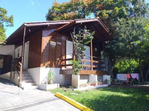 une maison avec un toit en bois dans l'établissement Casa Praia da Lagoinha, à Florianópolis