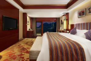 Cama ou camas em um quarto em Howard Johnson Tian Yuan Jiuzhaigou