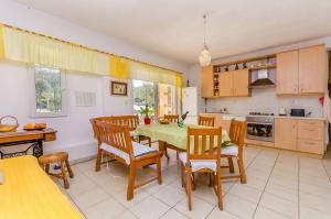 Køkken eller tekøkken på Apartments Stara Maslina