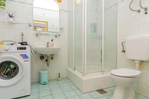 Et badeværelse på Apartments Stara Maslina + 37 billeder