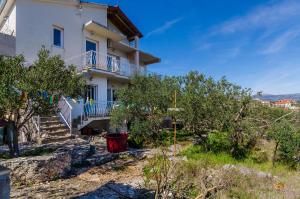 En have udenfor Apartments Stara Maslina