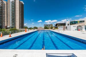 una piscina en la azotea de un edificio en Av Colon 6200 - Ciudad Gama - Seguridad 24 hs y Amenities en Córdoba