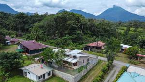 eine Luftansicht eines Hauses mit Bergen im Hintergrund in der Unterkunft Wild Arenal Village in Fortuna