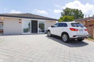 una camioneta blanca estacionada frente a una casa en Studio 8 - self contained studio near South Fremantle, en Spearwood