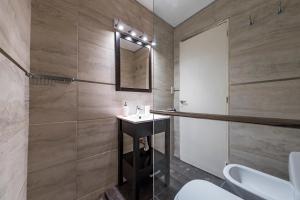 y baño con lavabo y espejo. en Av Colon 158 - B Centro - Full Equipado y Cómodo en Córdoba