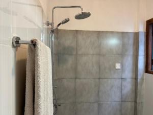 La salle de bains est pourvue d'une douche avec rideau de douche. dans l'établissement City Stay By Sunrise, à Colombo