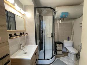 een badkamer met een douche, een wastafel en een toilet bij Studio Enchastrayes, 1 pièce, 5 personnes - FR-1-165A-169 in Enchastrayes