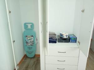 um quarto com uma prancha de snowboard ao lado de um armário em Elegante y acogedor departamento entero # 3 em Víctor Larco Herrera