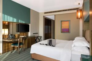 Postel nebo postele na pokoji v ubytování Park Rotana Abu Dhabi