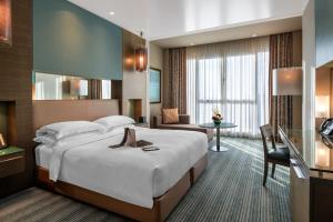 Postel nebo postele na pokoji v ubytování Park Rotana Abu Dhabi