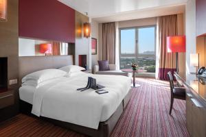Postel nebo postele na pokoji v ubytování Park Rotana Abu Dhabi