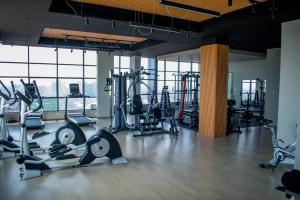 een fitnessruimte met diverse loopbanden en fitnessapparaten bij Elite Residences by Bednbeyond O72195O3I9 in Nairobi