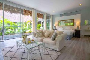 un soggiorno con divano e letto di Koh Phangan luxurious pool and garden villa a Haad Rin