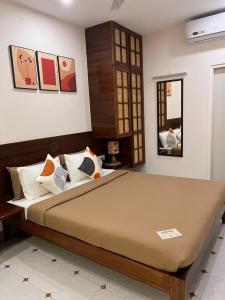ein Schlafzimmer mit einem großen Bett in einem Zimmer in der Unterkunft Casa Mel in Puducherry