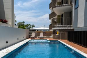 una piscina en medio de un edificio en Maroochy City Lights@Thecosmopolitan Unit 20802 en Maroochydore