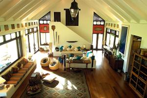 Airlie Beach的住宿－Paradise Cove Villa，带沙发的客厅和部分窗户。