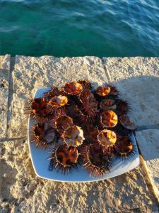 una bandeja de langostas sentada en una mesa junto al agua en Attic Katić, en Korčula 51 fotos más