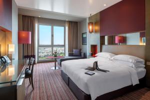 Postel nebo postele na pokoji v ubytování Park Rotana Abu Dhabi