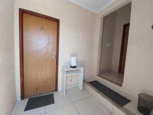 a room with a door and a table and a mirror at Presidente Cepop 2 in Campos dos Goytacazes