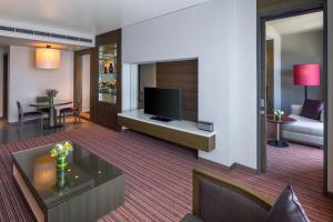TV a/nebo společenská místnost v ubytování Park Rotana Abu Dhabi