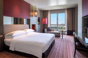 Postel nebo postele na pokoji v ubytování Park Rotana Abu Dhabi