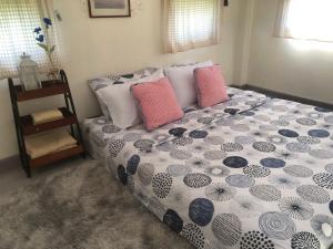 1 cama con almohadas en el dormitorio en Villafarmsuk@khanom, en Khanom