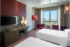 Postel nebo postele na pokoji v ubytování Park Rotana Abu Dhabi