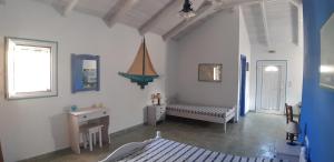 una camera con letto, panca e finestra di Il Veliero a Fiskardho
