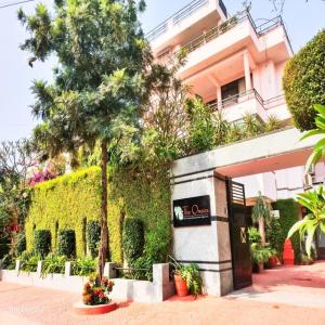 um edifício com uma árvore em frente em Hotel The Omaira em Jaipur