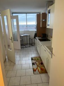 eine Küche mit einer Tür, die sich zu einer Küche mit Aussicht öffnet in der Unterkunft Appartement haut standing région Lilloise in Roubaix