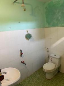 un bagno con un water e un lavandino di Bai Huong homestay a Hoi An Altre 43 foto