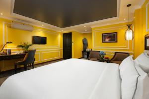 TV a/nebo společenská místnost v ubytování Eden Central Hotel & Spa + 37 fotografií