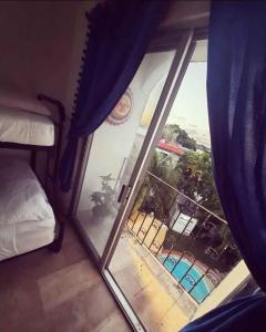カンクンにあるBonita casa Moon Penthouse en Cancúnのバルコニーの景色を望む窓付きの客室です。