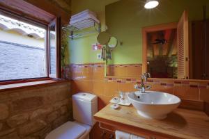 A bathroom at El Corral De Concilio