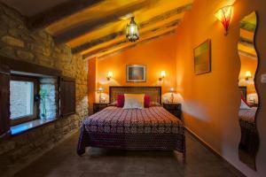 A bed or beds in a room at El Corral De Concilio