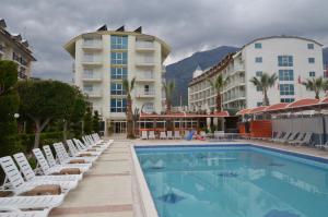 Bazén v ubytování Lims Bona Dea Beach Hotel nebo v jeho okolí