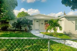 uma casa branca com uma cerca à frente. em Seaview Suite em Deerfield Beach