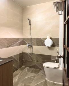 Hanoi Hidden Guest House tesisinde bir banyo