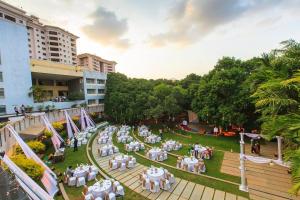 una vista aérea de un parque con mesas y sillas en THE WOODROSE, en Bangalore