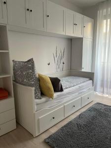 una cama blanca con almohadas en una habitación en Cube 16, en Heilbronn