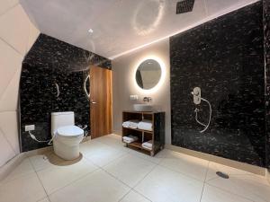 La salle de bains est pourvue de toilettes et d'un lavabo. dans l'établissement GLAMPING CLUB, à Manali