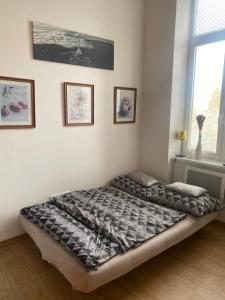 1 dormitorio con 2 camas y ventana en Apartmán v Lesní, en Jablonec nad Nisou