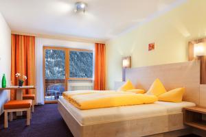 Postel nebo postele na pokoji v ubytování Gästehaus Berghof Schöpf