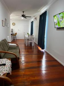 uma sala de estar com um sofá e uma mesa em LUMUN Holiday Home Rental em Penampang