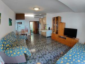 A television and/or entertainment centre at Apartament Cala llobeta, primera línia de mar