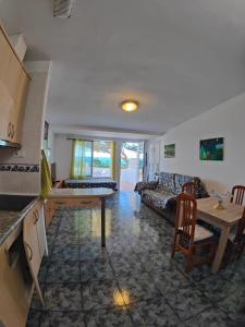 A kitchen or kitchenette at Apartament Cala llobeta, primera línia de mar