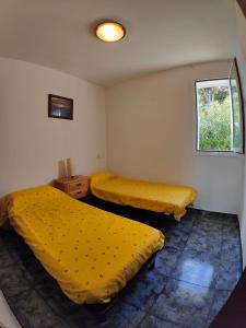 A bed or beds in a room at Apartament Cala llobeta, primera línia de mar