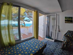 A bed or beds in a room at Apartament Cala llobeta, primera línia de mar
