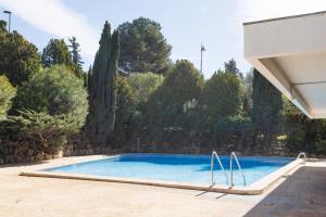 uma piscina num quintal com árvores em Cannes Panorama - Piscine, vue mer, parking, clim em Cannes